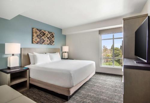 Postel nebo postele na pokoji v ubytování Hyatt House Sacramento-Midtown