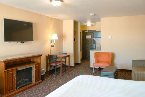 TV a/nebo společenská místnost v ubytování Grand Forks Lodge and Suites