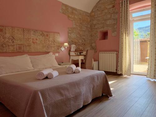 een slaapkamer met een bed met twee handdoeken erop bij CERNAIA ROOM in La Spezia