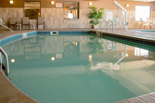 Bazén v ubytování Grand Forks Lodge and Suites nebo v jeho okolí