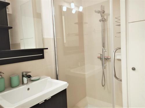 une salle de bain avec douche et lavabo dans l'établissement Studio moderne à Aix-les-Bains, proche centre-ville et Thermes, avec balcon et fibre optique ! - FR-1-555-37, à Aix-les-Bains