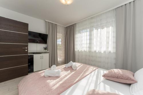 1 dormitorio con 1 cama grande y 2 toallas en Vila Zatona Sunset with heated swimming pool, en Zaton
