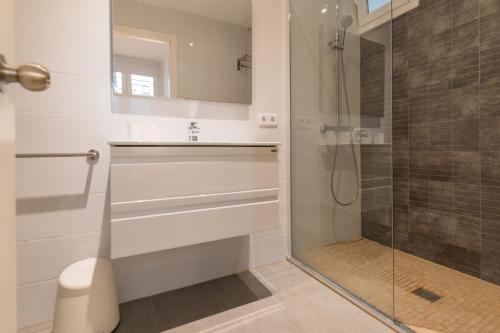 y baño con ducha, aseo y lavamanos. en Apartamento Ferrera Park 103, en Cala d´Or