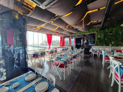 - un restaurant avec des tables et des chaises dans une salle dans l'établissement Marine Inn Hotel Baku, à Baku