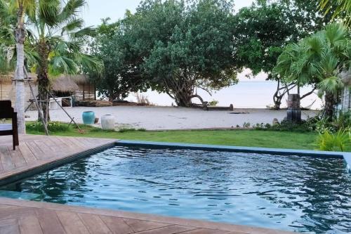 ALOE Beach Villa 1 في Ao Nam Mao: مسبح في خلفية شاطئ