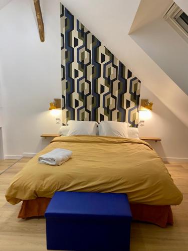 - une chambre avec un lit doté d'une tête de lit en noir et blanc dans l'établissement Cosy appartement dans le Perche, à Val-au-Perche