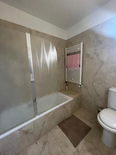 La salle de bains est pourvue d'une douche, d'une baignoire et de toilettes. dans l'établissement Pissouri Villa Miramar, à Pissoúri