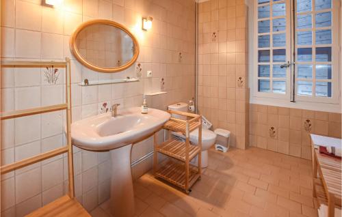 uma casa de banho com um lavatório e um WC em 2 Bedroom Beautiful Home In Avignon em Avignon