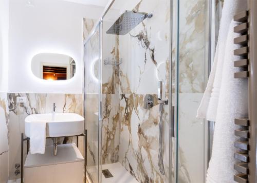 uma casa de banho com um lavatório e um chuveiro em Lanterna Di Marco Polo em Veneza