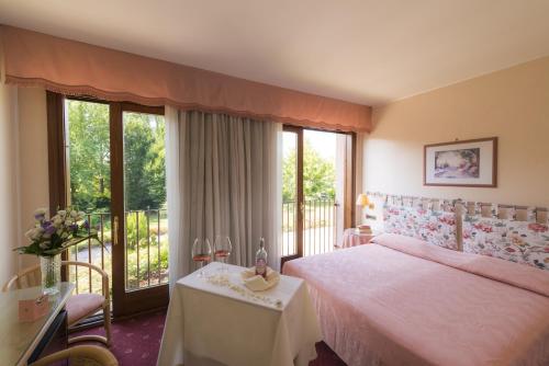 Postel nebo postele na pokoji v ubytování Relais Leon d'Oro