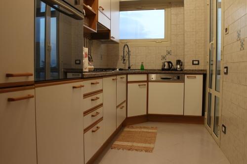 Η κουζίνα ή μικρή κουζίνα στο VI Floor Apartment