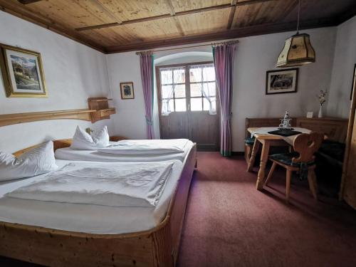 Postel nebo postele na pokoji v ubytování Gasthof & Hotel Zur Post