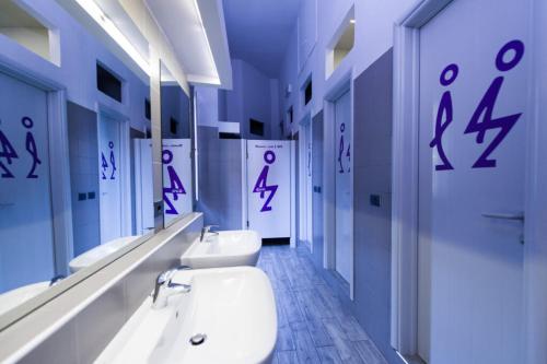 Un baño de Hotel & Hostel 7