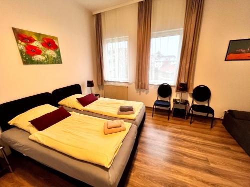 シュヴェリーンにあるAm Schloss 15のベッドルーム1室(ベッド2台、椅子付)
