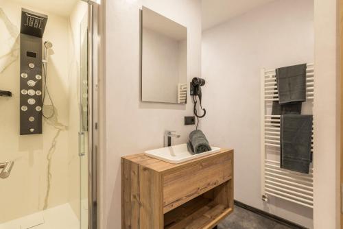 ein Bad mit einem Waschbecken und einer Dusche in der Unterkunft Villa Lara Föhre in Kastelruth
