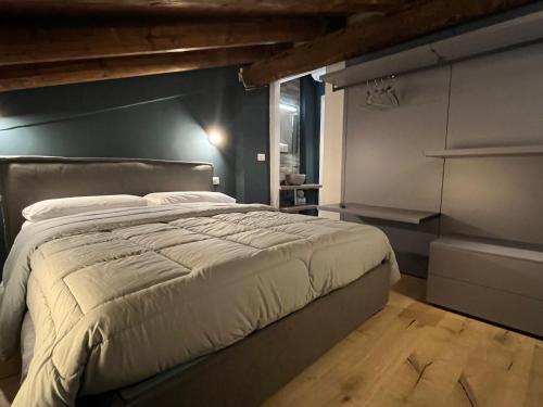 una camera da letto con un letto grande in una stanza di Dimora Santa Lucia a Bologna