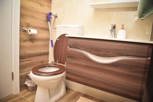 La salle de bains est pourvue de toilettes et d'un lavabo. dans l'établissement Apartman Dado, à Sombor