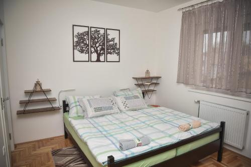 - une chambre avec un lit dans l'établissement Apartman Dado, à Sombor