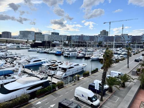 un puerto deportivo lleno de muchos barcos en un puerto en Cozy private two rooms yacht in Barcelona - boat in Port Forum en Barcelona