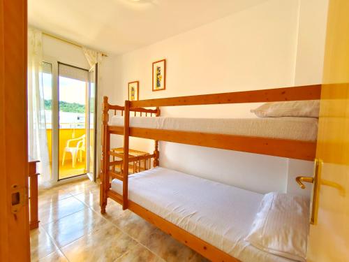 Posteľ alebo postele v izbe v ubytovaní VACAY Villa Mateua, a paso de playa, en Costa Brava, L'Escala!