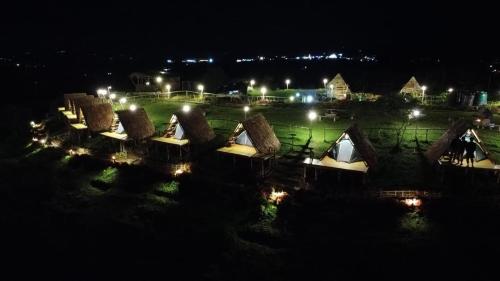 grupa namiotów na polu w nocy w obiekcie Cloud Hill Camping w mieście Cicadas