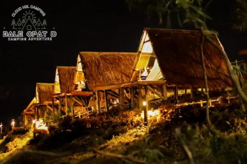 grupa domków na wzgórzu w nocy w obiekcie Cloud Hill Camping w mieście Cicadas