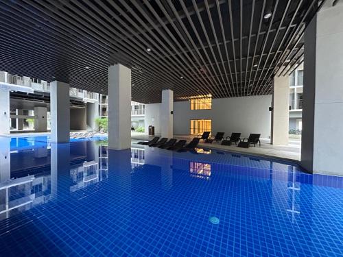สระว่ายน้ำที่อยู่ใกล้ ๆ หรือใน The Estrella Suite at S Residences Mall of Asia Complex, Near Airports