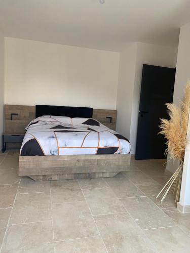 une chambre avec un lit dans une pièce dans l'établissement Luxury House Family’s, à Carpentras