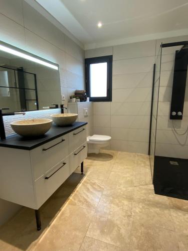 une salle de bain avec deux lavabos et un WC dans l'établissement Luxury House Family’s, à Carpentras