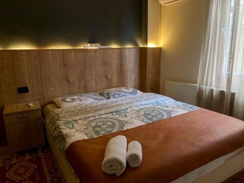 ein Schlafzimmer mit einem Bett mit Handtüchern darauf in der Unterkunft Hotel Lido in Pristina