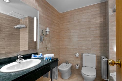 een badkamer met een wastafel en een toilet bij Exe Parc del Vallés in Cerdanyola del Valles