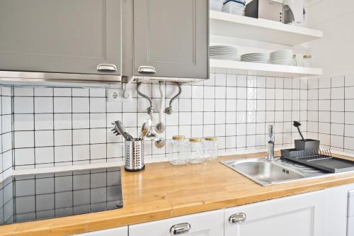 cocina con fregadero y encimera en BmyGuest - Alfama 1 Apartment en Lisboa