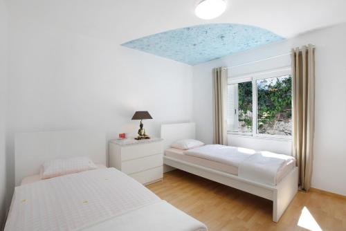 1 dormitorio con 2 camas y ventana en Casa Paraíso, en Puerto de la Cruz