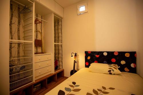 De El Retiro al cielo في مدريد: غرفة نوم مع سرير وخزانة