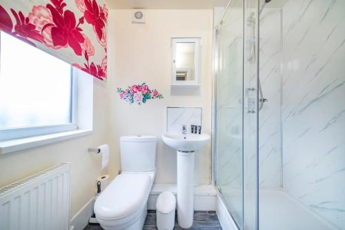 a bathroom with a toilet and a sink and a shower at *1va* ground floor apartment setup for your most amazing & relaxed stay + Free Parking + Free Fast WiFi * in Killingbeck