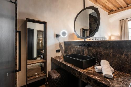 a bathroom with a black sink and a mirror at Boutiquehotel Weisses Rössl in Innsbruck