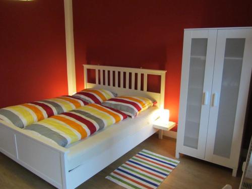 a bed with colorful pillows on it in a room at Im Herzen - Zentral in Leipzig in Leipzig