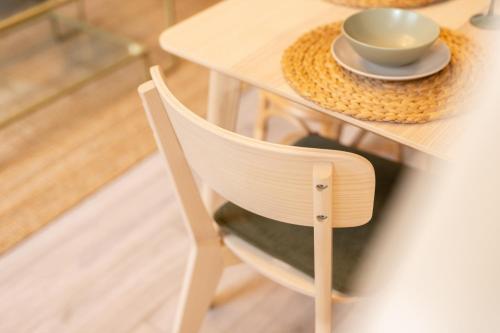 drewniany stół z drewnianym krzesłem i kubkiem w obiekcie Peaceful Returns - 2 Bed House Near Roundhay Park w mieście Leeds