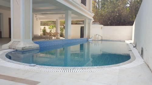 a swimming pool in the middle of a house at Visao in Old Goa