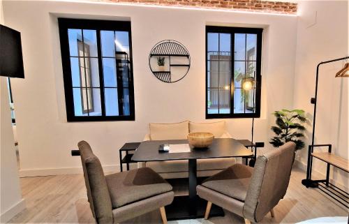 een woonkamer met een tafel en stoelen bij Apartamentos WUR in Madrid