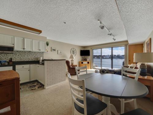 Dapur atau dapur kecil di 115 Edgewater Inn