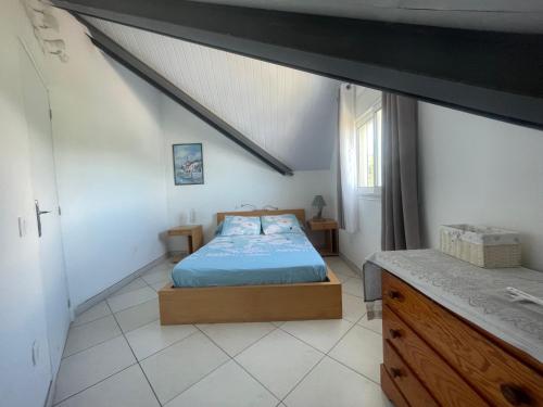 - une chambre avec un lit et une couette bleue dans l'établissement Villa Blue Lodge, à Saint-Louis