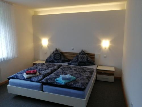ein Schlafzimmer mit einem Bett mit zwei Handtüchern darauf in der Unterkunft Ferienwohnung Bredehöft in Gnarrenburg