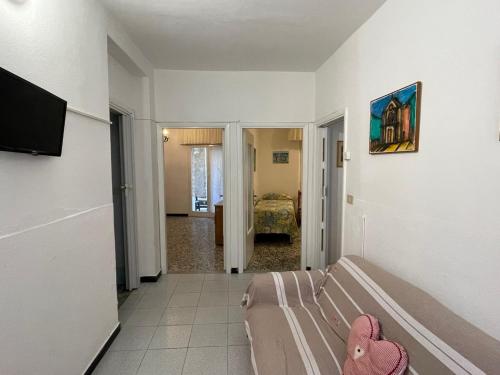 Cette chambre comprend un lit et une télévision. dans l'établissement Appartamento vicino al mare, à Moneglia