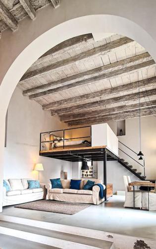 uma sala de estar com dois sofás e um loft em Loft223 em Gli Angeli
