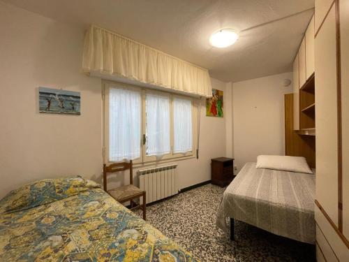 - une petite chambre avec un lit et une fenêtre dans l'établissement Appartamento vicino al mare, à Moneglia