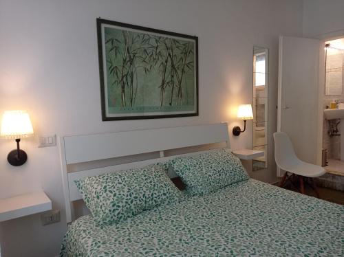 a bedroom with a bed with a green bedspread at Gli Archi Country Home in Giurdignano
