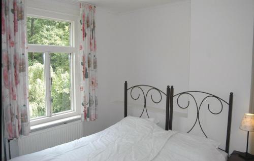 1 dormitorio con 1 cama con sábanas blancas y ventana en Maison Dolenne, en Périmont