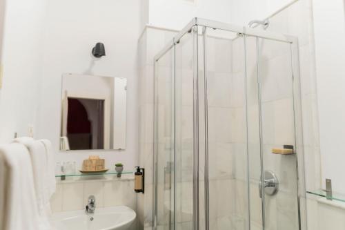 a bathroom with a shower and a sink at La Gitanilla Alojamiento & Encanto Jerez in Jerez de la Frontera