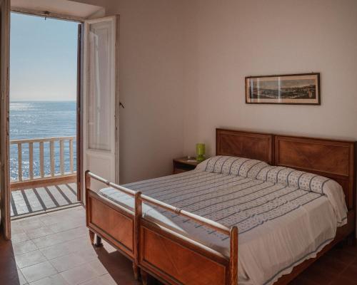 a bedroom with a bed and a view of the ocean at Be Your Home - Appartamento 4 camere sul Mare scesa al mare privata in Santa Marinella